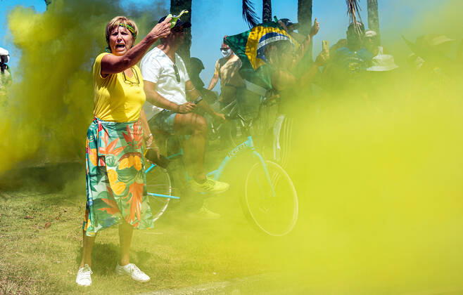 Brazilian President Anniversary RIO DE JANEIRO, BRAZIL, MAR 21: Supporters of Brazilian President Jair Bolsonaro make a demonstration in front of the condominium of his residence in Barra da Tijuca in Rio, to celebrate the 66th anniversary on March 21, 2021. ( Photo by Chico Ferreira Penta Press ) Rio de Janeiro Brazil 6398_235516 Copyright: xChicoxFerreira PentaxPressx