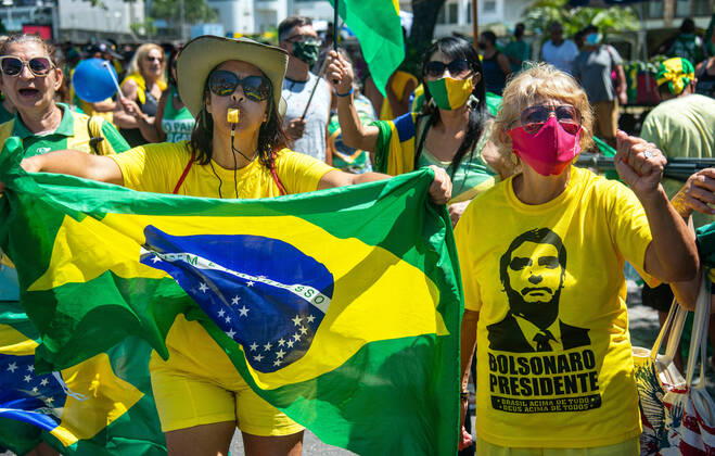 Brazilian President Anniversary RIO DE JANEIRO, BRAZIL, MAR 21: Supporters of Brazilian President Jair Bolsonaro make a demonstration in front of the condominium of his residence in Barra da Tijuca in Rio, to celebrate the 66th anniversary on March 21, 2021. ( Photo by Chico Ferreira Penta Press ) Rio de Janeiro Brazil 6398_235517 Copyright: xChicoxFerreira PentaxPressx