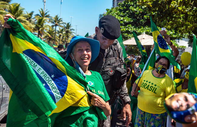 Brazilian President Anniversary RIO DE JANEIRO, BRAZIL, MAR 21: Supporters of Brazilian President Jair Bolsonaro make a demonstration in front of the condominium of his residence in Barra da Tijuca in Rio, to celebrate the 66th anniversary on March 21, 2021. ( Photo by Chico Ferreira Penta Press ) Rio de Janeiro Brazil 6398_235518 Copyright: xChicoxFerreira PentaxPressx
