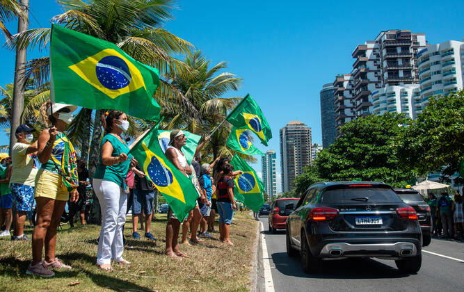 Brazilian President Anniversary RIO DE JANEIRO, BRAZIL, MAR 21: Supporters of Brazilian President Jair Bolsonaro make a demonstration in front of the condominium of his residence in Barra da Tijuca in Rio, to celebrate the 66th anniversary on March 21, 2021. ( Photo by Chico Ferreira Penta Press ) Rio de Janeiro Brazil 6398_235519 Copyright: xChicoxFerreira PentaxPressx