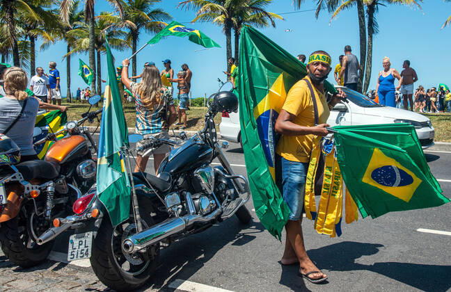 Brazilian President Anniversary RIO DE JANEIRO, BRAZIL, MAR 21: Supporters of Brazilian President Jair Bolsonaro make a demonstration in front of the condominium of his residence in Barra da Tijuca in Rio, to celebrate the 66th anniversary on March 21, 2021. ( Photo by Chico Ferreira Penta Press ) Rio de Janeiro Brazil 6398_235520 Copyright: xChicoxFerreira PentaxPressx