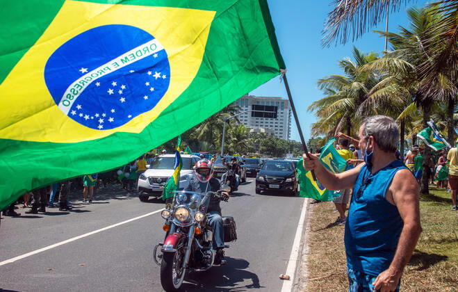 Brazilian President Anniversary RIO DE JANEIRO, BRAZIL, MAR 21: Supporters of Brazilian President Jair Bolsonaro make a demonstration in front of the condominium of his residence in Barra da Tijuca in Rio, to celebrate the 66th anniversary on March 21, 2021. ( Photo by Chico Ferreira Penta Press ) Rio de Janeiro Brazil 6398_235521 Copyright: xChicoxFerreira PentaxPressx