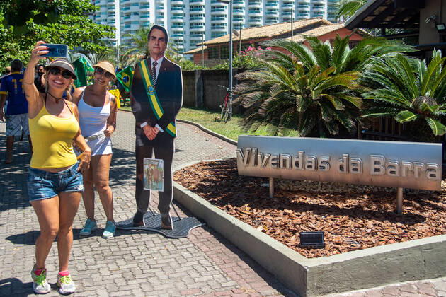 Brazilian President Anniversary RIO DE JANEIRO, BRAZIL, MAR 21: Supporters of Brazilian President Jair Bolsonaro make a demonstration in front of the condominium of his residence in Barra da Tijuca in Rio, to celebrate the 66th anniversary on March 21, 2021. ( Photo by Chico Ferreira Penta Press ) Rio de Janeiro Brazil 6398_235522 Copyright: xChicoxFerreira PentaxPressx