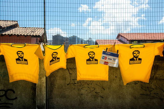 Brazilian President Anniversary RIO DE JANEIRO, BRAZIL, MAR 21: Supporters of Brazilian President Jair Bolsonaro make a demonstration in front of the condominium of his residence in Barra da Tijuca in Rio, to celebrate the 66th anniversary on March 21, 2021. ( Photo by Chico Ferreira Penta Press ) Rio de Janeiro Brazil 6398_235523 Copyright: xChicoxFerreira PentaxPressx