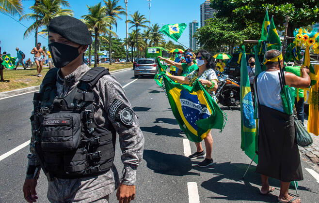 Brazilian President Anniversary RIO DE JANEIRO, BRAZIL, MAR 21: Supporters of Brazilian President Jair Bolsonaro make a demonstration in front of the condominium of his residence in Barra da Tijuca in Rio, to celebrate the 66th anniversary on March 21, 2021. ( Photo by Chico Ferreira Penta Press ) Rio de Janeiro Brazil 6398_235524 Copyright: xChicoxFerreira PentaxPressx