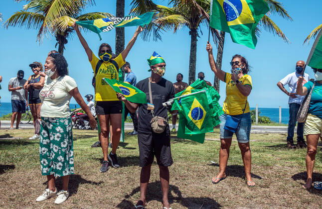 Brazilian President Anniversary RIO DE JANEIRO, BRAZIL, MAR 21: Supporters of Brazilian President Jair Bolsonaro make a demonstration in front of the condominium of his residence in Barra da Tijuca in Rio, to celebrate the 66th anniversary on March 21, 2021. ( Photo by Chico Ferreira Penta Press ) Rio de Janeiro Brazil 6398_235525 Copyright: xChicoxFerreira PentaxPressx