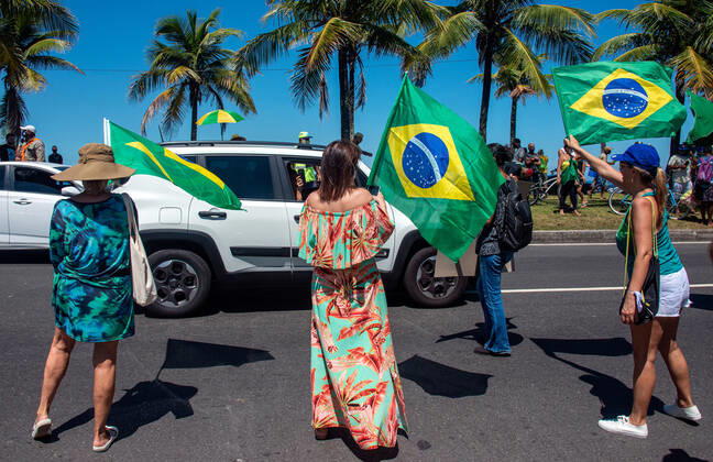 Brazilian President Anniversary RIO DE JANEIRO, BRAZIL, MAR 21: Supporters of Brazilian President Jair Bolsonaro make a demonstration in front of the condominium of his residence in Barra da Tijuca in Rio, to celebrate the 66th anniversary on March 21, 2021. ( Photo by Chico Ferreira Penta Press ) Rio de Janeiro Brazil 6398_235526 Copyright: xChicoxFerreira PentaxPressx