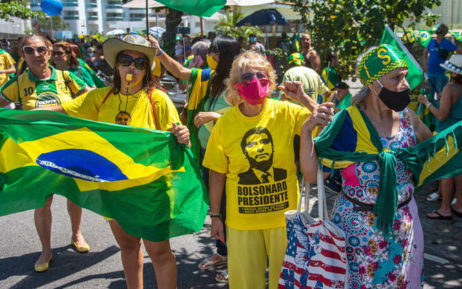 Brazilian President Anniversary RIO DE JANEIRO, BRAZIL, MAR 21: Supporters of Brazilian President Jair Bolsonaro make a demonstration in front of the condominium of his residence in Barra da Tijuca in Rio, to celebrate the 66th anniversary on March 21, 2021. ( Photo by Chico Ferreira Penta Press ) Rio de Janeiro Brazil 6398_235527 Copyright: xChicoxFerreira PentaxPressx