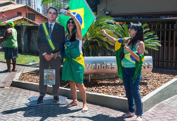 Brazilian President Anniversary RIO DE JANEIRO, BRAZIL, MAR 21: Supporters of Brazilian President Jair Bolsonaro make a demonstration in front of the condominium of his residence in Barra da Tijuca in Rio, to celebrate the 66th anniversary on March 21, 2021. ( Photo by Chico Ferreira Penta Press ) Rio de Janeiro Brazil 6398_235528 Copyright: xChicoxFerreira PentaxPressx