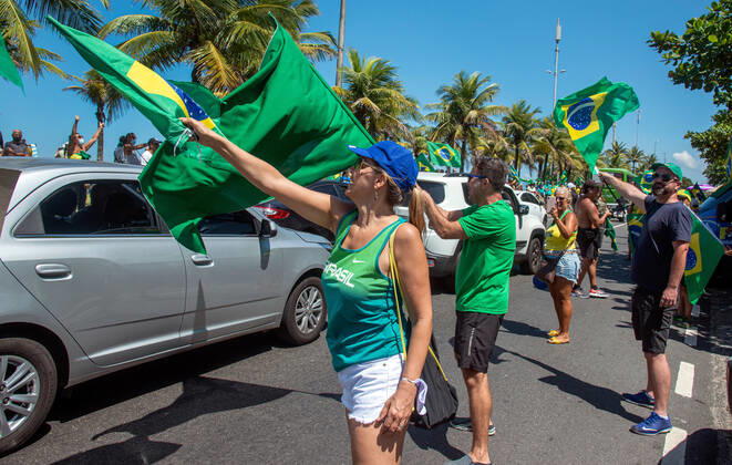 Brazilian President Anniversary RIO DE JANEIRO, BRAZIL, MAR 21: Supporters of Brazilian President Jair Bolsonaro make a demonstration in front of the condominium of his residence in Barra da Tijuca in Rio, to celebrate the 66th anniversary on March 21, 2021. ( Photo by Chico Ferreira Penta Press ) Rio de Janeiro Brazil 6398_235529 Copyright: xChicoxFerreira PentaxPressx