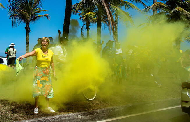 Brazilian President Anniversary RIO DE JANEIRO, BRAZIL, MAR 21: Supporters of Brazilian President Jair Bolsonaro make a demonstration in front of the condominium of his residence in Barra da Tijuca in Rio, to celebrate the 66th anniversary on March 21, 2021. ( Photo by Chico Ferreira Penta Press ) Rio de Janeiro Brazil 6398_235530 Copyright: xChicoxFerreira PentaxPressx