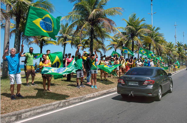 Brazilian President Anniversary RIO DE JANEIRO, BRAZIL, MAR 21: Supporters of Brazilian President Jair Bolsonaro make a demonstration in front of the condominium of his residence in Barra da Tijuca in Rio, to celebrate the 66th anniversary on March 21, 2021. ( Photo by Chico Ferreira Penta Press ) Rio de Janeiro Brazil 6398_235531 Copyright: xChicoxFerreira PentaxPressx