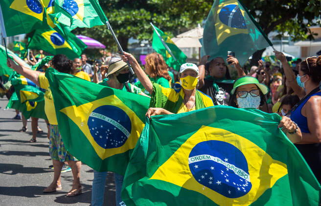 Brazilian President Anniversary RIO DE JANEIRO, BRAZIL, MAR 21: Supporters of Brazilian President Jair Bolsonaro make a demonstration in front of the condominium of his residence in Barra da Tijuca in Rio, to celebrate the 66th anniversary on March 21, 2021. ( Photo by Chico Ferreira Penta Press ) Rio de Janeiro Brazil 6398_235533 Copyright: xChicoxFerreira PentaxPressx