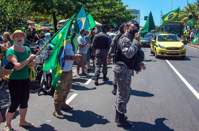 Brazilian President Anniversary RIO DE JANEIRO, BRAZIL, MAR 21: Supporters of Brazilian President Jair Bolsonaro make a demonstration in front of the condominium of his residence in Barra da Tijuca in Rio, to celebrate the 66th anniversary on March 21, 2021. ( Photo by Chico Ferreira Penta Press ) Rio de Janeiro Brazil 6398_235535 Copyright: xChicoxFerreira PentaxPressx