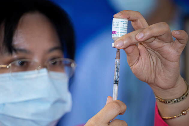 March 22, 2021, Taipei, Taiwan: A nurse holds a medical syringe and a small bottle AstraZeneca vaccine..Health care workers receive the first AstraZeneca vaccinations at Shin Kong Wu Ho-Su Memorial Hospital in Taiwan. Taipei Taiwan - ZUMAs197 20210322_zaa_s197_012 Copyright: xAnnabellexChihx