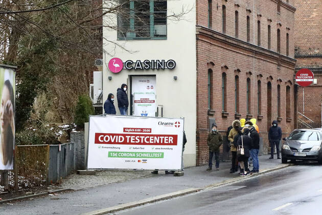 Queueing at the Corona Testcenter Görlitz Bahnhofstrasse after tightening the Corona rules for border traffic to Poland and back After the federal government has declared Poland a high incidence area due to high Corona infection numbers, the entry is allowed since Sunday only with a negative Corona test Görlitz, 21 03 2021 Foto:xM.xWehnertx xFuturexImage