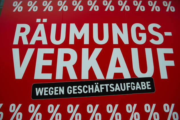 Lockdown is to be extended At todays conference of state premiers in Berlin with Chancellor Angela Merkel CDU, the nationwide lockdown is to be extended until well into April because of rising infection figures This would mean that shops as well as restaurants would have to remain closed Curfew is also being discussed Stuttga Copyright: xLeifxPiechowskix