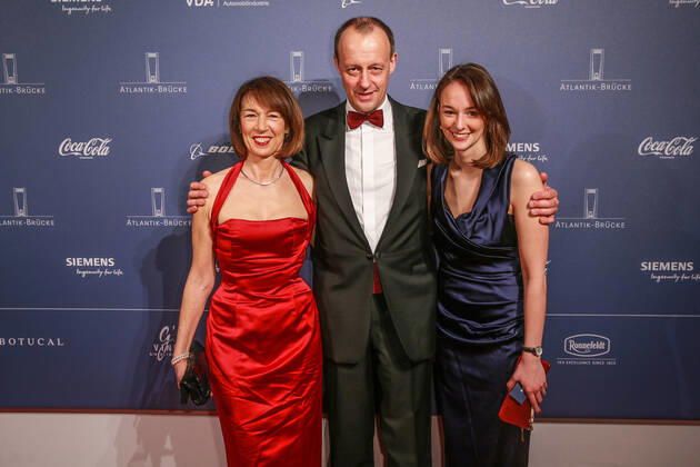 Friedrich and Charlotte Merz and daughter Constanze ATLANTIK BALL 2017 at the Hotel InterContinental in Berlin The Atlantik Brücke invites its members, alumni and friends to the Atlantik Ball Together they want to celebrate the transatlantic partnership and strengthen the friendship across the Atlantic with this festive event Copyright: xEventpressxFuhrx