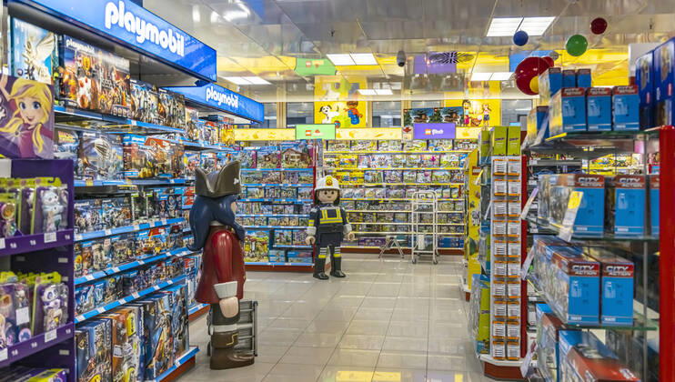 Event Shopping in the drugstore Müller Stuttgart Is this still a drugstore or already a toy store The sales areas for toys are just as large as the area for drugstore articles As a supplier of articles for daily needs, the toy floor may also open despite Corona Lockdown 22 03 2021 DEU, Germany, Baden Württemberg, Stuttgart