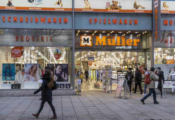 Event Shopping in the drugstore Müller Stuttgart Is this still a drugstore or already a toy store The sales areas for toys are just as large as the area for drugstore articles As a supplier of articles for daily needs, the toy floor may also open despite Corona Lockdown 22 03 2021 DEU, Germany, Baden Württemberg, Stuttgart