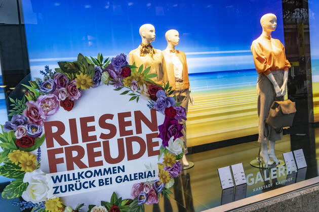 Lockdown goes into the extension Was s that already with the careful shop opening giant joy with Galeria 22 03 2021 DEU, Germany, Baden Württemberg, Stuttgart