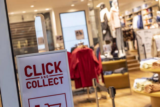 Lockdown goes into the extension Was s that already with the careful store opening Uniqlo 22 03 2021 DEU, Germany, Baden Württemberg, Stuttgart