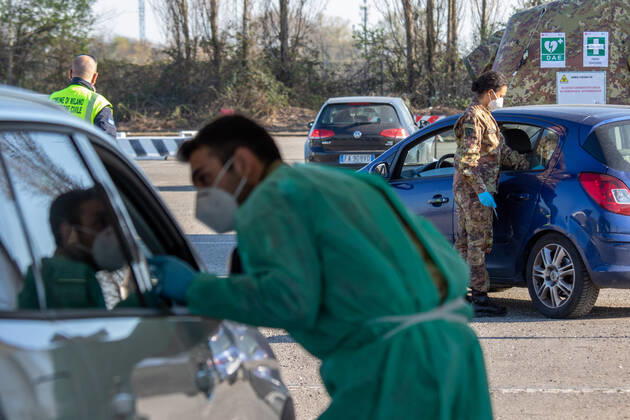 Milan, people queuing in cars for anti Covid vaccines at the drive-thru point in via Novara managed by the army Editorial Usage Only Copyright: xMASSIMOxALBERICOx xIPAx