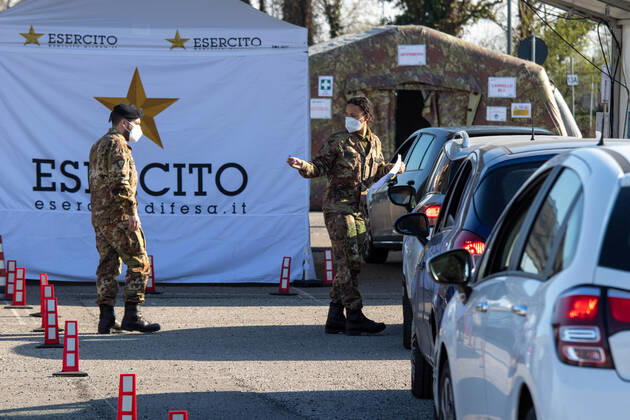Milan, people queuing in cars for anti Covid vaccines at the drive-thru point in via Novara managed by the army Editorial Usage Only Copyright: xMASSIMOxALBERICOx xIPAx