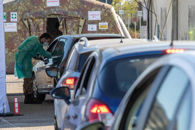 Milan, people queuing in cars for anti Covid vaccines at the drive-thru point in via Novara managed by the army Editorial Usage Only Copyright: xMASSIMOxALBERICOx xIPAx