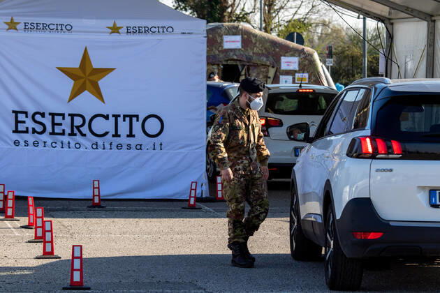 Milan, people queuing in cars for anti Covid vaccines at the drive-thru point in via Novara managed by the army Editorial Usage Only Copyright: xMASSIMOxALBERICOx xIPAx