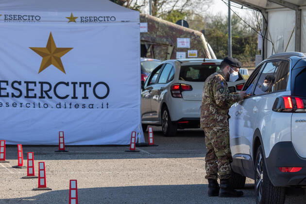 Milan, people queuing in cars for anti Covid vaccines at the drive-thru point in via Novara managed by the army Editorial Usage Only Copyright: xMASSIMOxALBERICOx xIPAx
