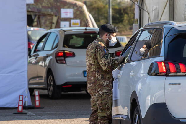 Milan, people queuing in cars for anti Covid vaccines at the drive-thru point in via Novara managed by the army Editorial Usage Only Copyright: xMASSIMOxALBERICOx xIPAx