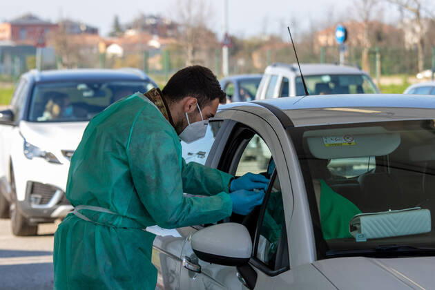 Milan, people queuing in cars for anti Covid vaccines at the drive-thru point in via Novara managed by the army Editorial Usage Only Copyright: xMASSIMOxALBERICOx xIPAx