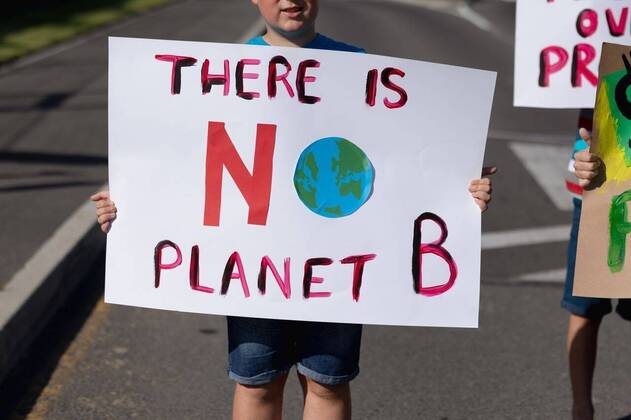 IMAGO Creative: Klimawandel - Umwelterziehung Elementary school boy walking on a protest march Front view mid section of a Caucasian elementary school boy on a protest march, carrying a sign with environmental conservation slogan on it, with his classmates carrying signs beside him walking down a road in the sun, model released, , property released, Cape Town, South Africa, 01.12.2019, 1303597.jpg, people,real people,classmates,school,elementary school,primary school,protest,demonstration,communication,together,interacting,community,society,environmental issues,eco,green,sign,banner,education,student,pupil,information,environment,global warming,climate change,youth,future,concern,global,earth,activism,pollution,ecology,change,conservation,values,holding,marching,walking,slogan,message