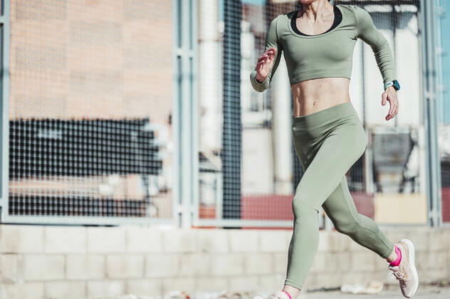 Mature woman in sports clothing running model released Symbolfoto JCMF01914