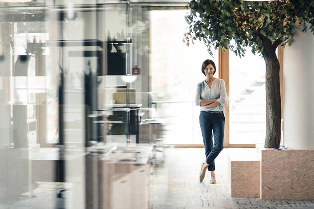Confident female entrepreneur with arms crossed in office model released Symbolfoto property released JOSEF03669