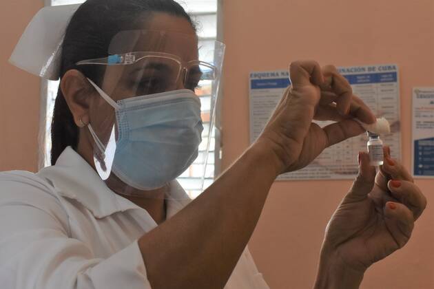 Coronavirus in Kuba, Impfungen mit regionalem Impfstoff in Havanna (210325) -- HAVANA, March 25, 2021 -- A medical worker prepares a dose of locally made COVID-19 vaccine Soberana 02 at a community clinic in Havana, Cuba, on March 24, 2021. TO GO WITH Feature: Cuba inoculates medical workers against COVID-19 as homegrown vaccines enter final stage of trial ) CUBA-HAVANA-COVID-19-VACCINATION ZhuxWanjun