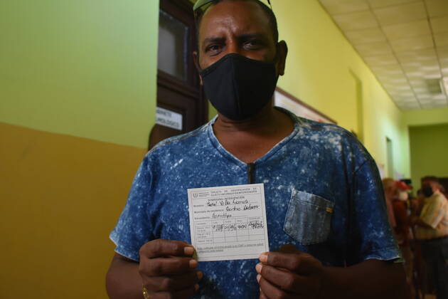 Coronavirus in Kuba, Impfungen mit regionalem Impfstoff in Havanna (210325) -- HAVANA, March 25, 2021 -- A volunteer displays a certificate of inoculation at a community clinic in Havana, Cuba, on March 24, 2021. TO GO WITH Feature: Cuba inoculates medical workers against COVID-19 as homegrown vaccines enter final stage of trial ) CUBA-HAVANA-COVID-19-VACCINATION ZhuxWanjun