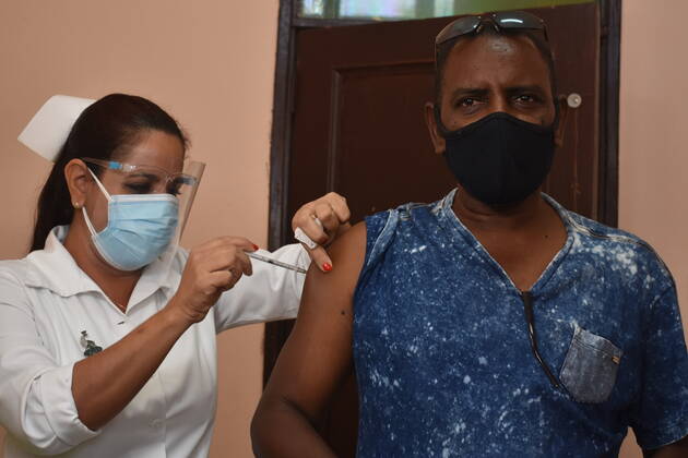Coronavirus in Kuba, Impfungen mit regionalem Impfstoff in Havanna (210325) -- HAVANA, March 25, 2021 -- A medical worker administers a dose of locally made COVID-19 vaccine Soberana 02 to a volunteer at a community clinic in Havana, Cuba, on March 24, 2021. TO GO WITH Feature: Cuba inoculates medical workers against COVID-19 as homegrown vaccines enter final stage of trial ) CUBA-HAVANA-COVID-19-VACCINATION ZhuxWanjun