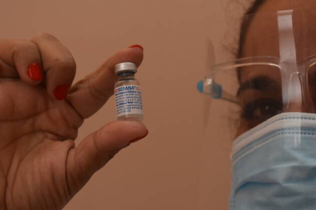 Coronavirus in Kuba, Impfungen mit regionalem Impfstoff in Havanna (210325) -- HAVANA, March 25, 2021 -- A medical worker display a vial of locally made COVID-19 vaccine Soberana 02 at a community clinic in Havana, Cuba, on March 24, 2021. TO GO WITH Feature: Cuba inoculates medical workers against COVID-19 as homegrown vaccines enter final stage of trial ) CUBA-HAVANA-COVID-19-VACCINATION ZhuxWanjun