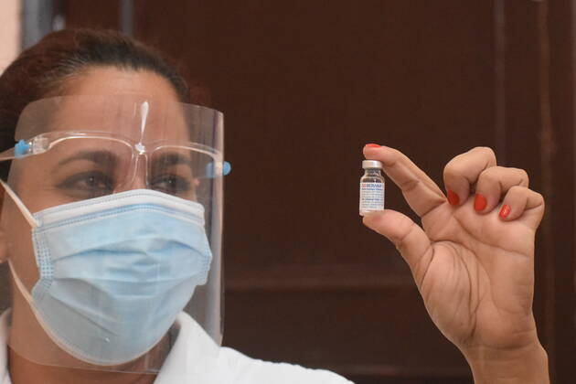 Coronavirus in Kuba, Impfungen mit regionalem Impfstoff in Havanna (210325) -- HAVANA, March 25, 2021 -- A medical worker display a vial of locally made COVID-19 vaccine Soberana 02 at a community clinic in Havana, Cuba, on March 24, 2021. TO GO WITH Feature: Cuba inoculates medical workers against COVID-19 as homegrown vaccines enter final stage of trial ) CUBA-HAVANA-COVID-19-VACCINATION ZhuxWanjun