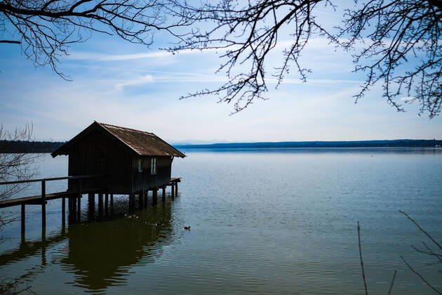 Spring weather at the Ammersee 25 03 2021 Spring weather at the shore of the Ammersee near Stegen Inning at the Ammersee Upper Bavaria with view towards the Alps Inning Bavaria Germany