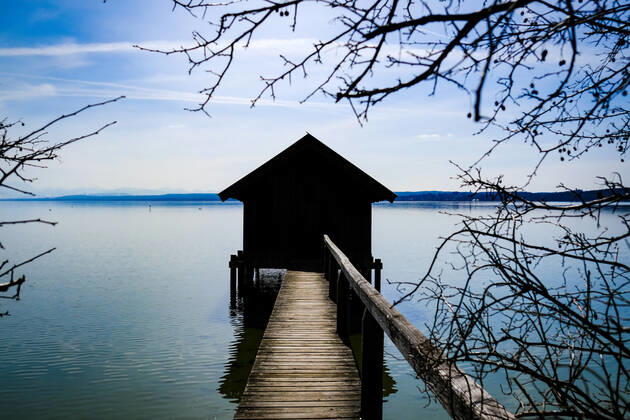 Spring weather at the Ammersee 25 03 2021 Spring weather at the shore of the Ammersee near Stegen Inning at the Ammersee Upper Bavaria with view towards the Alps Inning Bavaria Germany