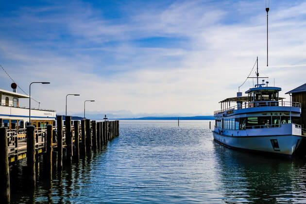 Spring weather at the Ammersee 25 03 2021 Ships in spring weather in the harbour of Stegen Inning at the Ammersee Upper Bavaria with view towards the Alps Inning Bavaria Germany