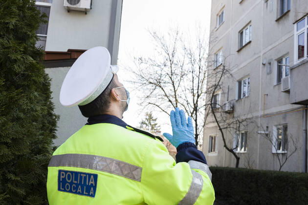Coronavirus in Rumänien, Polizei überprüft Einhaltung der Quarantäne March 26, 2021, Timisoara, Timis, Romania: Police officers form the Timisoara Local Police Department check on people who are sick with COVID-19 and quarantined at their residence for 14 days, to ensure that they are respecting the quarantine imposed by the Department of Public Health and to inquire whether they are short on basic necessities such as food or medication. Timisoara Romania - ZUMAp180 20210326_zip_p180_003 Copyright: xCornelxPutanx