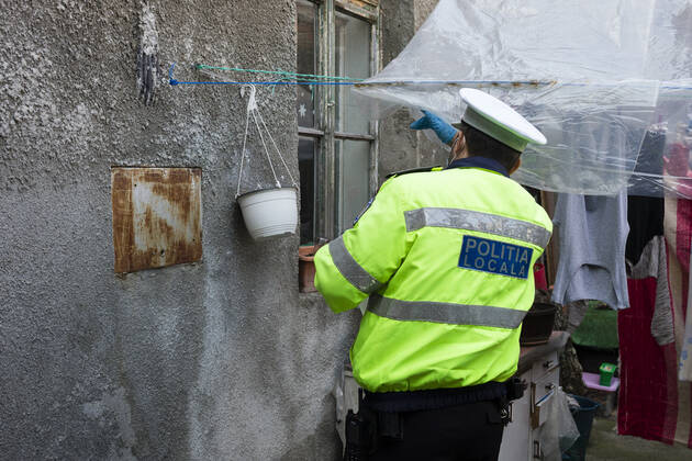 Coronavirus in Rumänien, Polizei überprüft Einhaltung der Quarantäne March 26, 2021, Timisoara, Timis, Romania: Police officers form the Timisoara Local Police Department check on people who are sick with COVID-19 and quarantined at their residence for 14 days, to ensure that they are respecting the quarantine imposed by the Department of Public Health and to inquire whether they are short on basic necessities such as food or medication. Timisoara Romania - ZUMAp180 20210326_zip_p180_005 Copyright: xCornelxPutanx