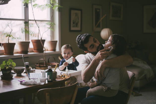Father checking ear of son with otoscope at home Sweden, Stockholm, model released, property released Copyright: xMaskotx , MA85646