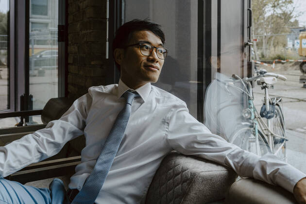 IMAGO Creative: Kreative Renaissance -- der junge Entrepreneur Male entrepreneur looking through window while sitting on sofa at office Germany, Berlin, model released, property released Copyright: xMaskotx , MA85279