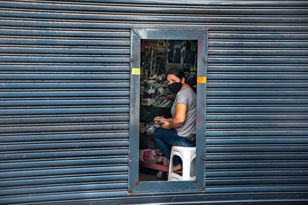 Emergency Pause in Rio RIO DE JANEIRO, BRAZIL, MAR 26: EMERGENCY PAUSE IN RIO - stores with semi-closed doors to circumvent the restriction of opening at a downtown popular shopping street since the mayor declared a 10-day emergency pause in activities in an attempt to reduce COVID-19 cases in the city on March 26, 2021. ( Photo by Chico Ferreira Penta Press ) Rio de Janeiro Brazil 6427_235949 Copyright: xChicoxFerreira PentaxPressx