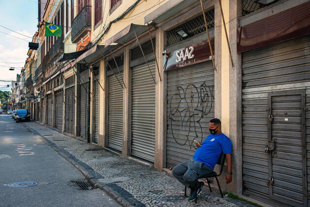 Emergency Pause in Rio RIO DE JANEIRO, BRAZIL, MAR 26: EMERGENCY PAUSE IN RIO - Closed stores at a downtown popular shopping street since the mayor declared a 10-day emergency pause in activities in an attempt to reduce COVID-19 cases in the city on March 26, 2021. ( Photo by Chico Ferreira Penta Press ) Rio de Janeiro Brazil 6427_235950 Copyright: xChicoxFerreira PentaxPressx